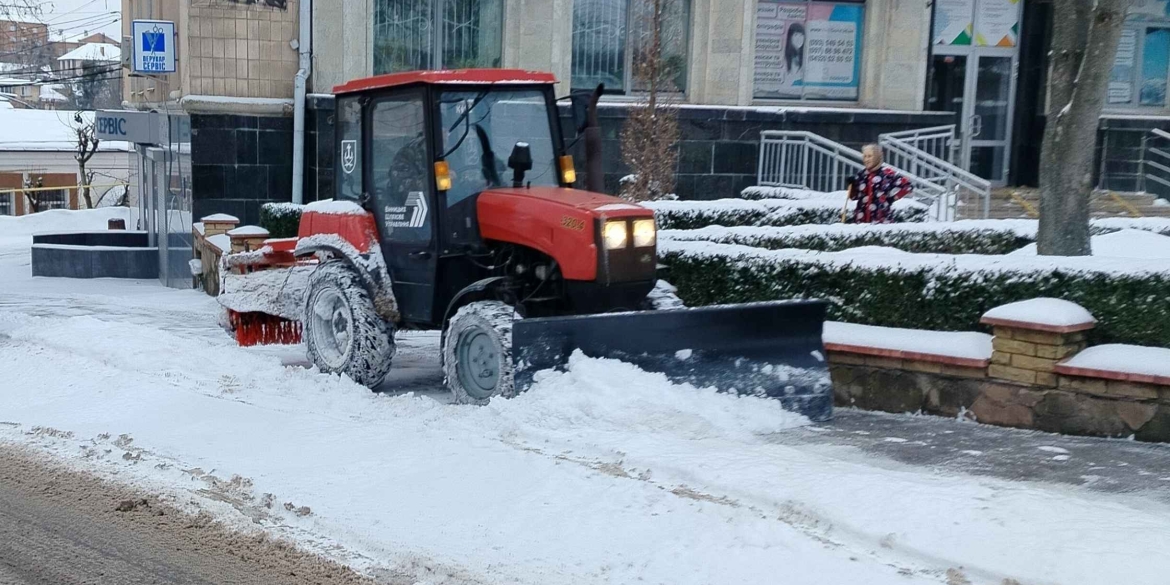 Понад 50 одиниць спецтехніки розчищають територію Вінницької громади від снігу