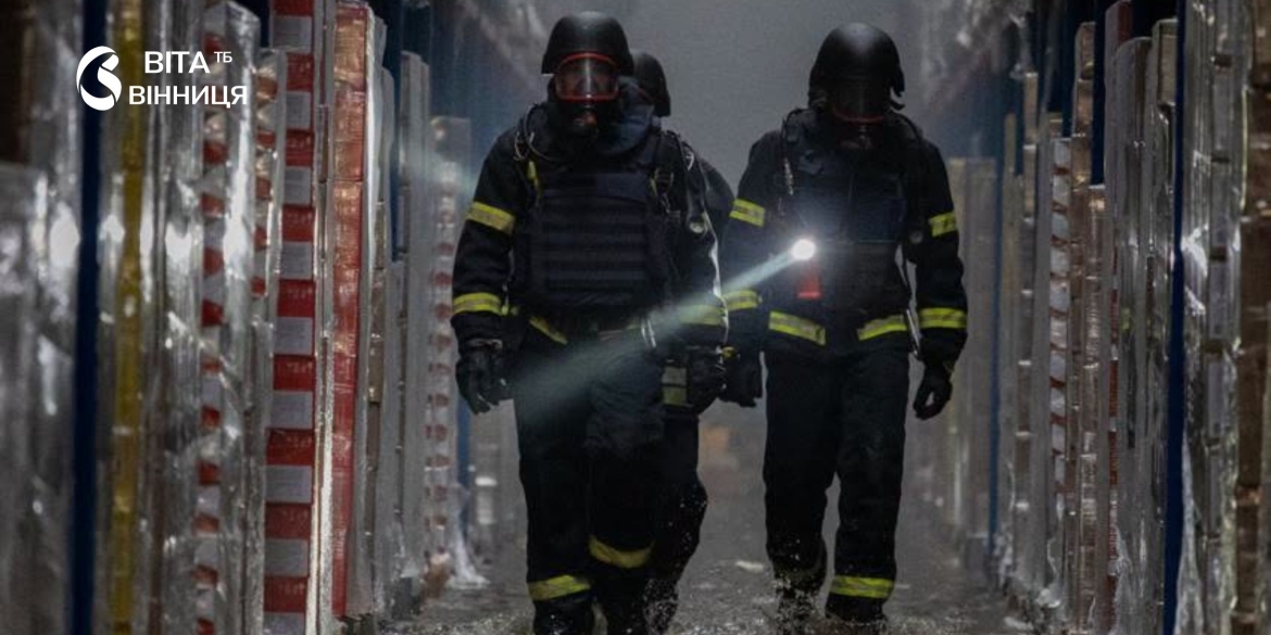 Понад 50 рятувальників і 13 одиниць техніки у Вінниці ліквідували пожежу після ворожого удару
