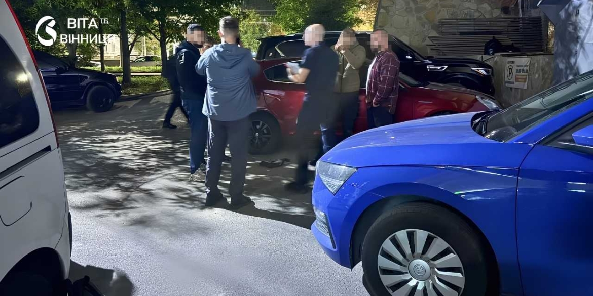 Пообіцяв знайомому виїзд до Європи за 19 тисяч доларів правоохоронцю з Вінниччини повідомили про підозру
