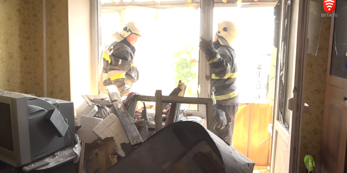 Пошкоджені будинки і постраждалі мешканці: в Жмеринці розбирають завали після падіння ворожого дрона