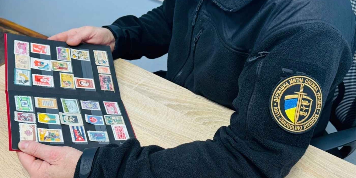 Поштові марки замість сувенірів на Вінниччині зупинили іноземця з філателістичною колекцією