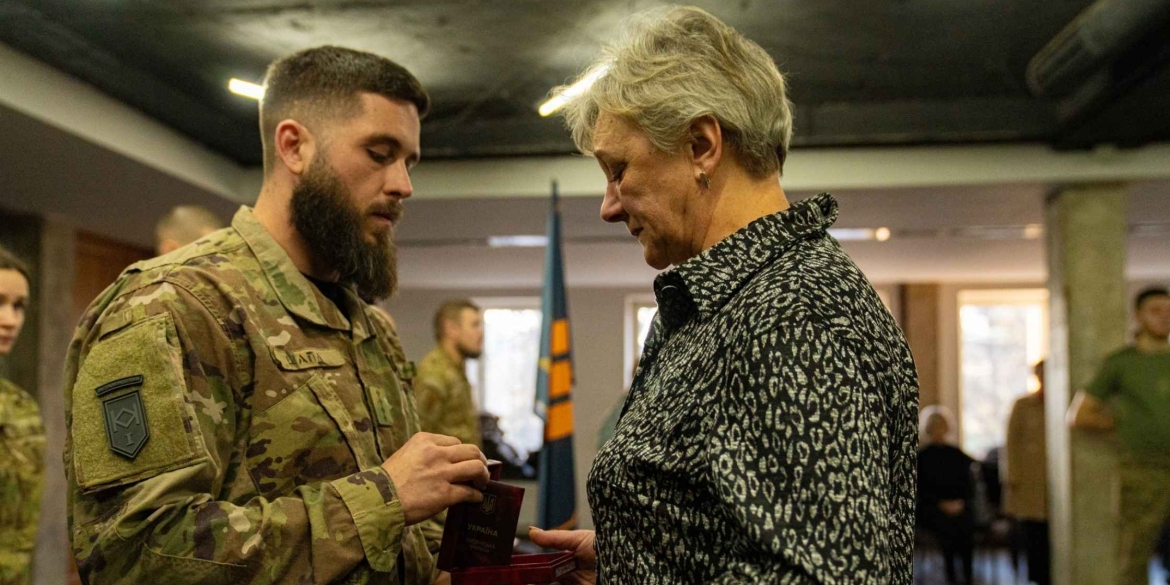 Посмертну нагороду молодого солдата з Гніванської громади отримали батько та мати Героя