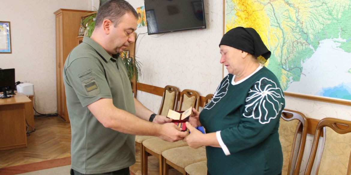 Посмертну нагороду сина вручили матері загиблого Захисника з Могилева-Подільського