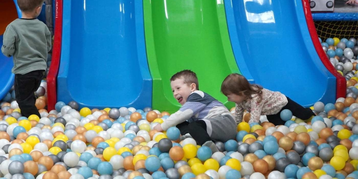 Посмішки попри війну 75 маленьких вінничан провели день у «Країні мрій»