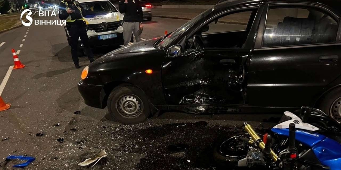 Потрапив під колеса легковика у Вінниці госпіталізували 28-річного мотоцикліста