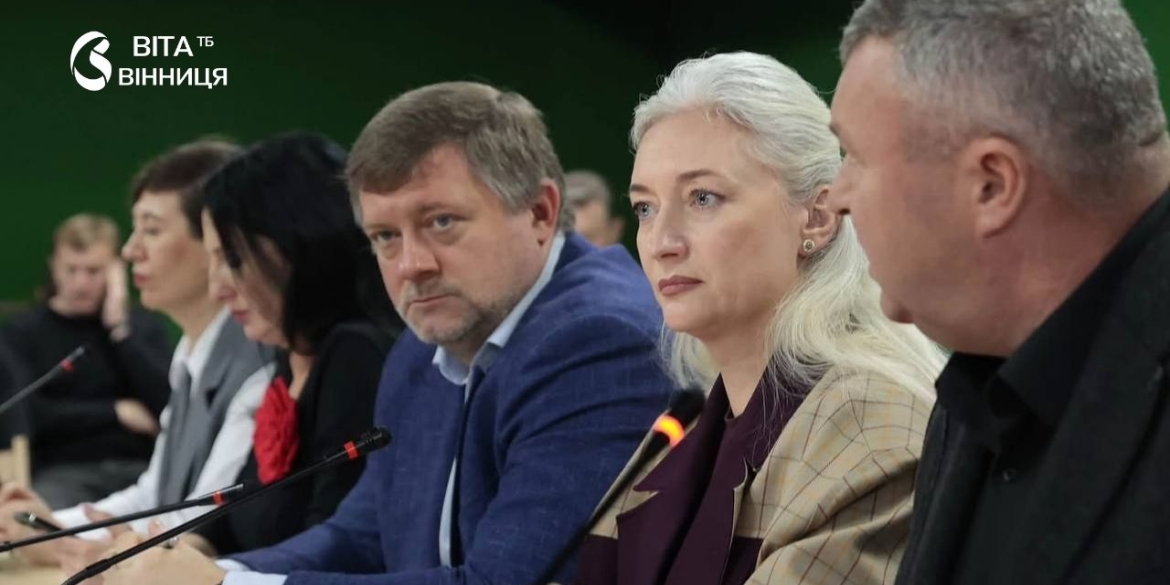 Представники громад Вінниччини та народні депутати за столом під час зустрічі з Олександром Корнієнком