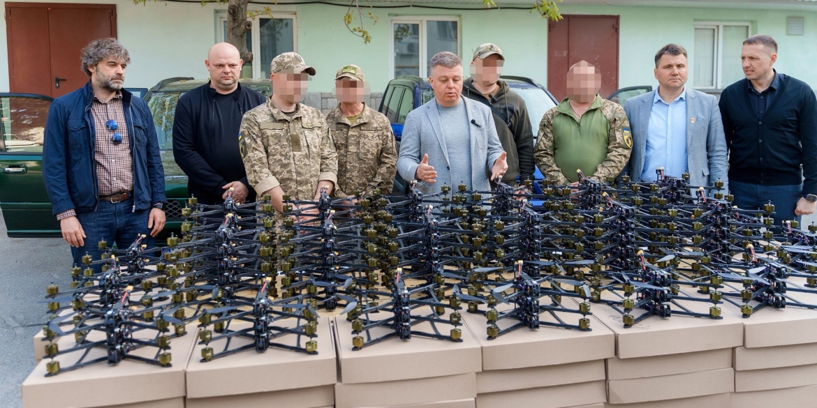 Повнопривідні автівки та 150 FPV-дронів передала Вінниця захисникам на Харківський напрямок