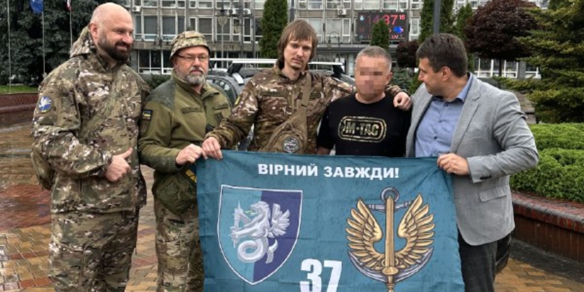 Повнопривідний позашляховик передала Вінниця бійцям 37-ї бригади