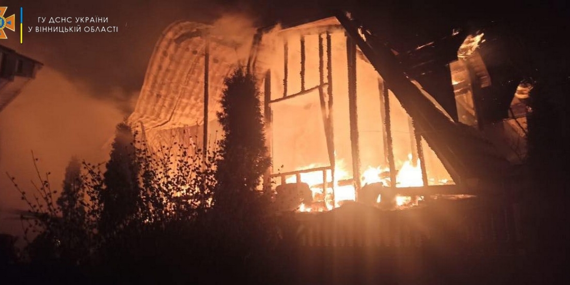 Пожежу в приватному будинку у Вінниці гасили чотири підрозділи рятувальників