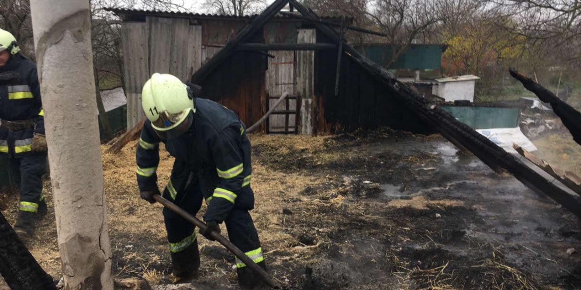 Пожежа у Самгородоцькій громаді залишила 93-річну бабцю без трьох тонн сіна