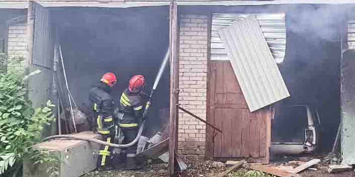 Пожежа у Вінниці - з палаючого гаража врятували чоловіка