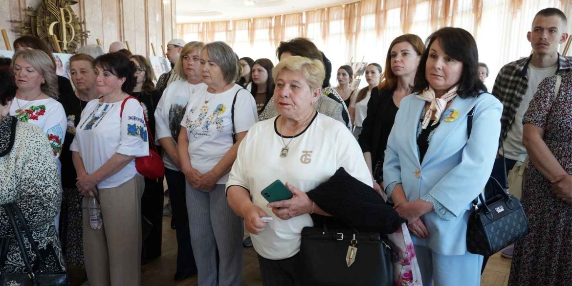Позивні синів на полотні у Вінницькій філармонії відбувся щемливий захід до Дня матері
