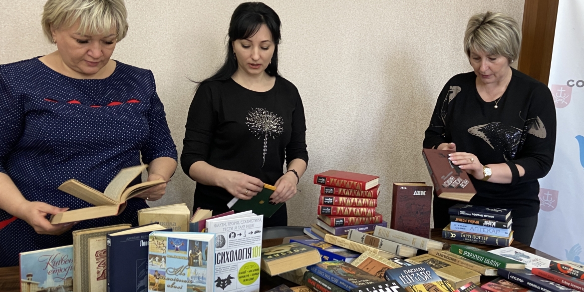 Працівники департаменту соцполітики у Вінниці зібрали книги для нацгвардійців