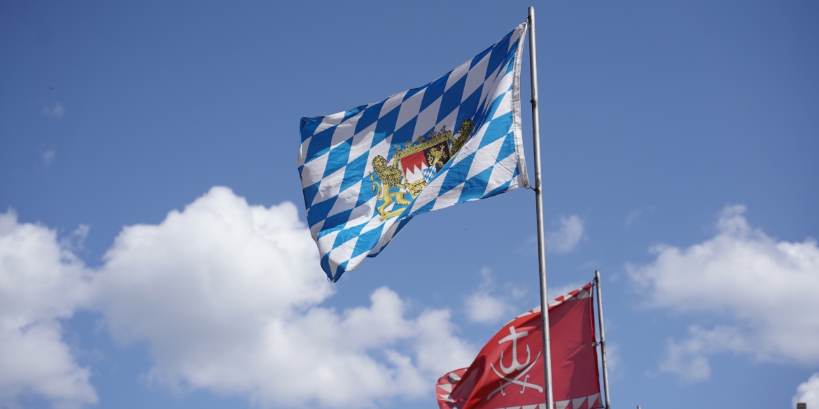 На майдані Незалежності у Вінниці підняли прапор Баварії в знак солідарності