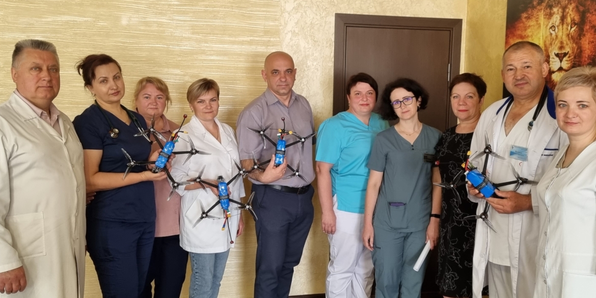 Працівники калинівської лікарні передали FPV-дрони захисникам на Донеччину