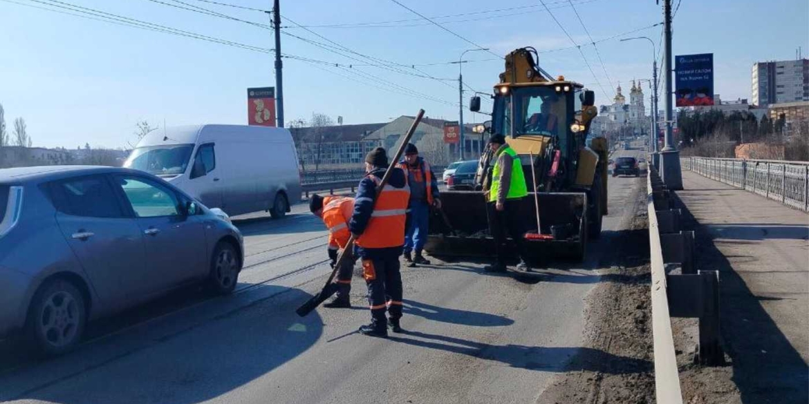 Працюють п'ять бригад аварійний ремонт торкнувся найскладніших ділянок доріг Вінниці
