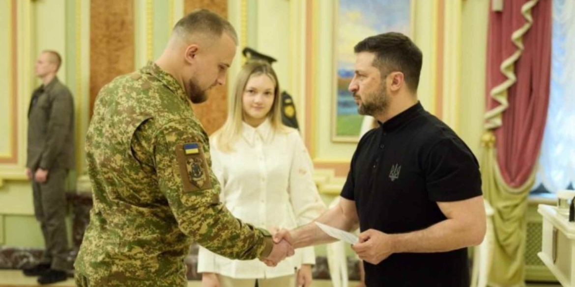 Президент особисто вручив сертифікат на квартиру Герою України з Вінниччини