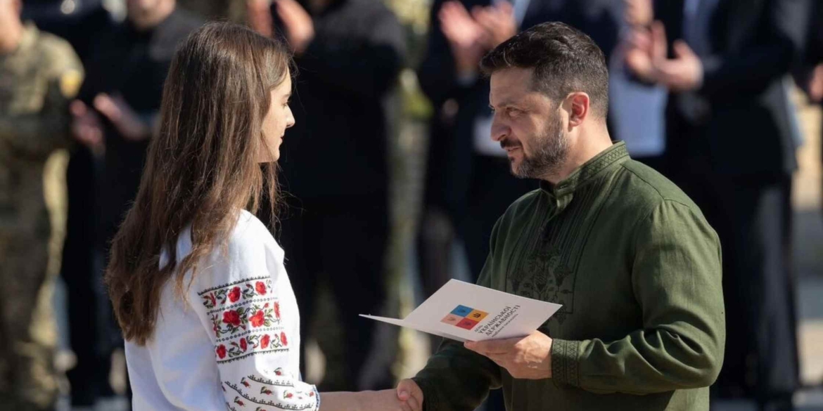 Президент України вручив паспорт доньці вінницької поліцейської