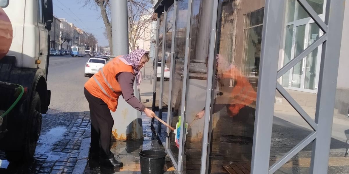 У Вінниці миють павільйони для очікування громадського транспорту