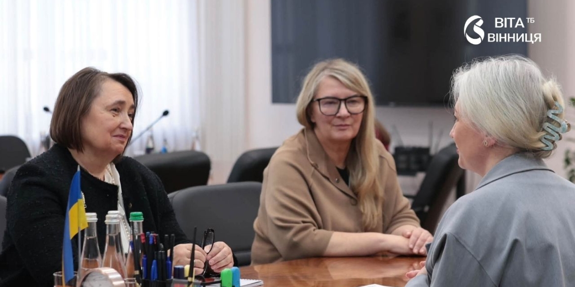 Зустріч керівництва Вінницької області з представницями ООН Жінки за столом переговорів у кабінеті