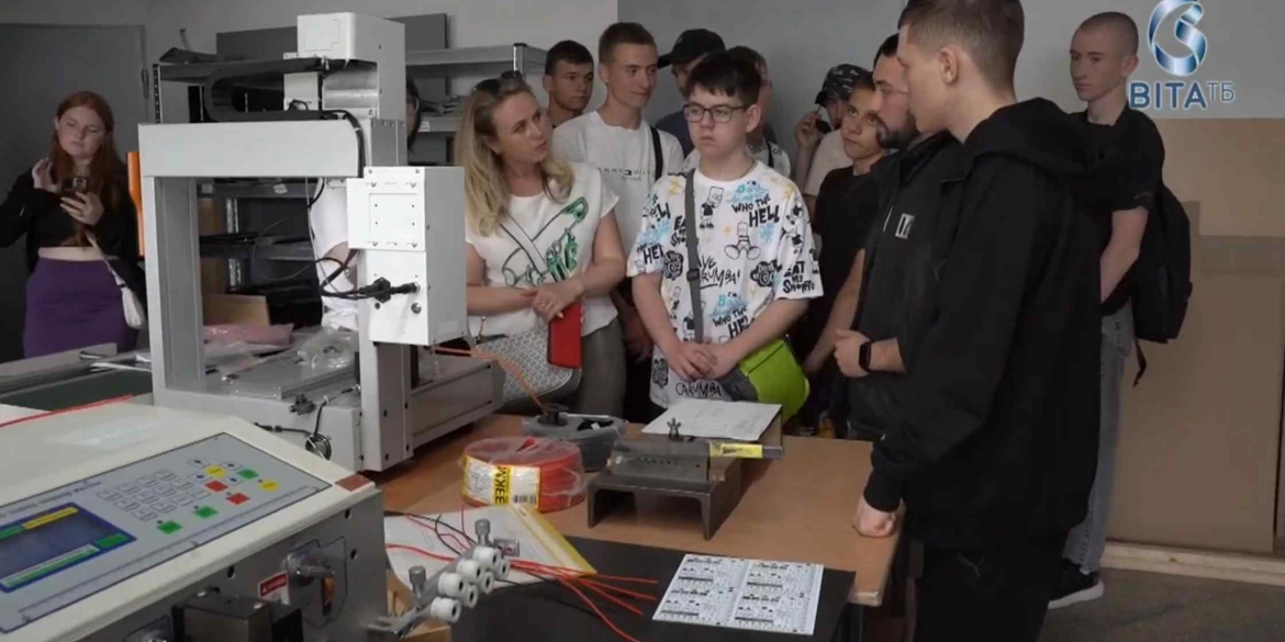 PROфорієнтація для підлітків вінницька молодь дізналась як виготовляють музичне обладнання