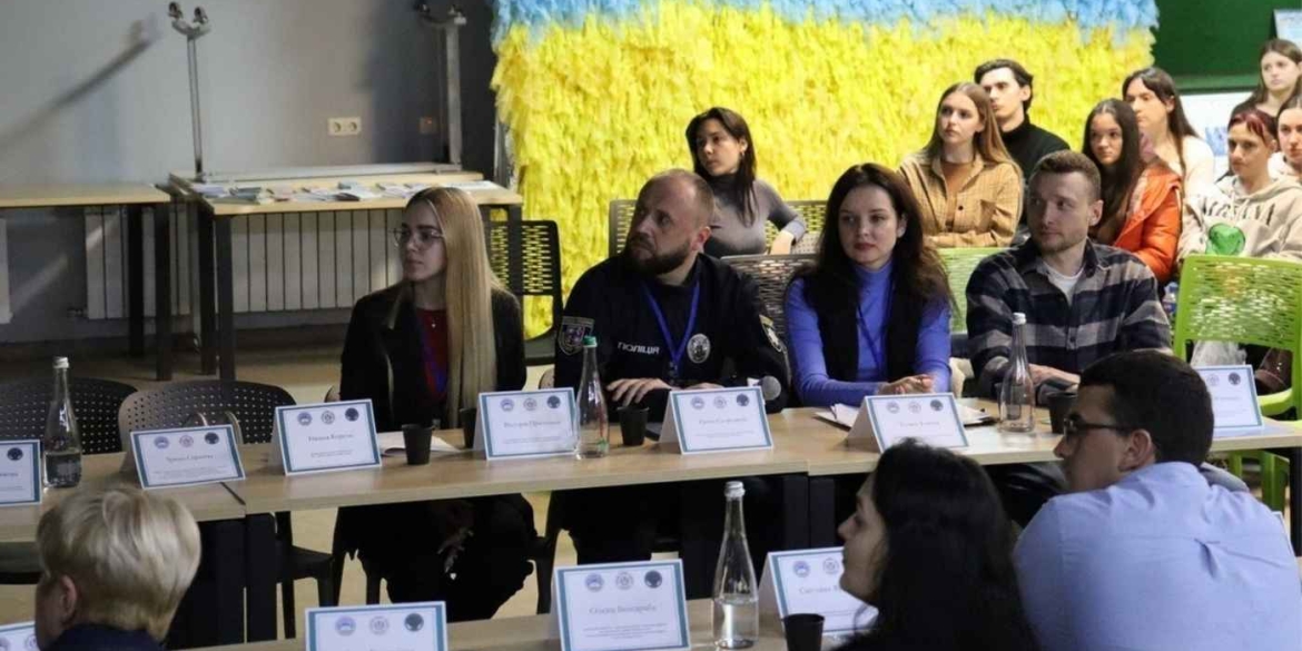 Протидія домашньому насильству: у Вінниці поліцейські взяли участь у «круглому столі»