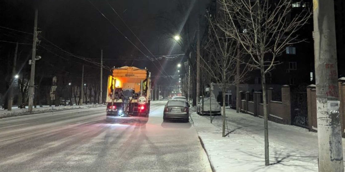 Протиожеледну обробку доріг продовжують проводити у Вінниці