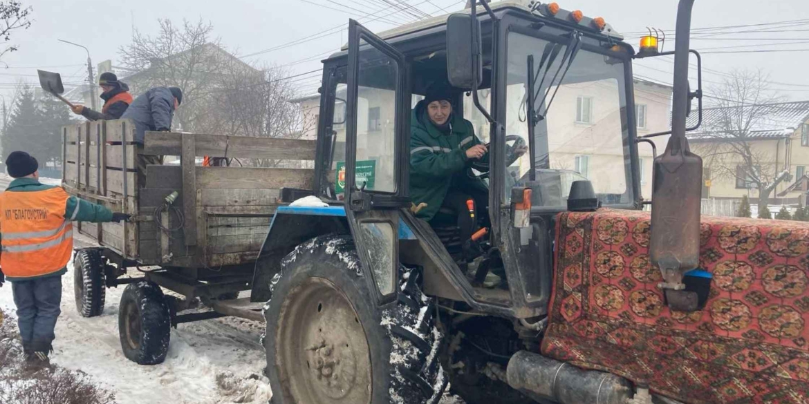 Прибирає сніг і перевозить вантажі вінничанка Оксана Рихлюк сіла за кермо трактора