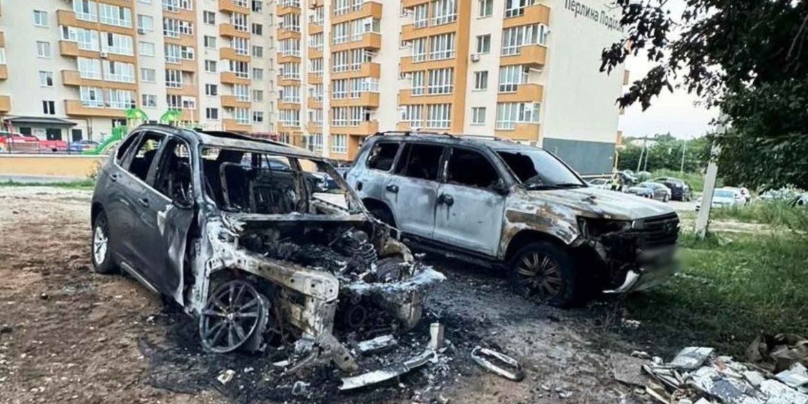 Приїхали з Дніпра у Вінницю, щоб спалити тут два позашляховики