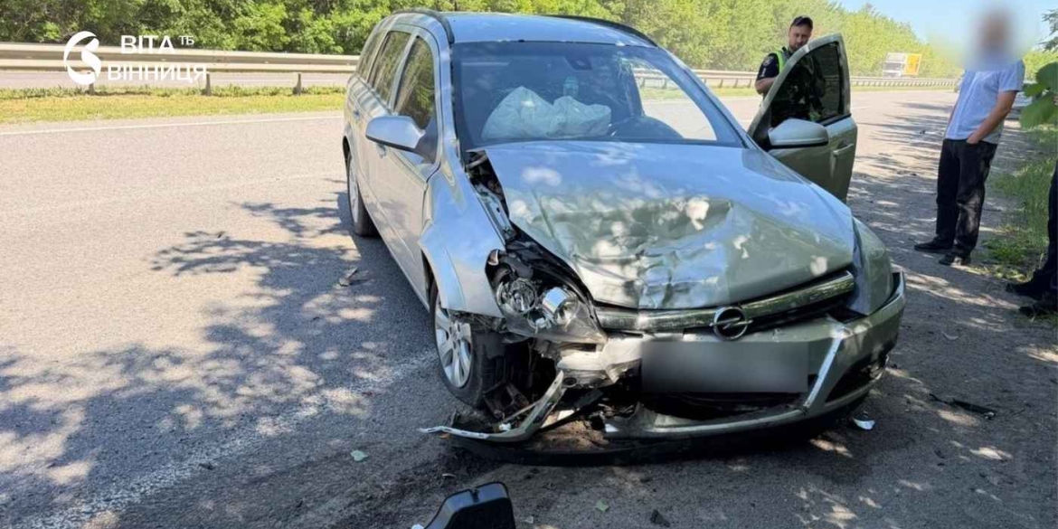 Ранкова автотроща біля Стрижавки двоє людей у лікарні, автівки на штрафмайданчику