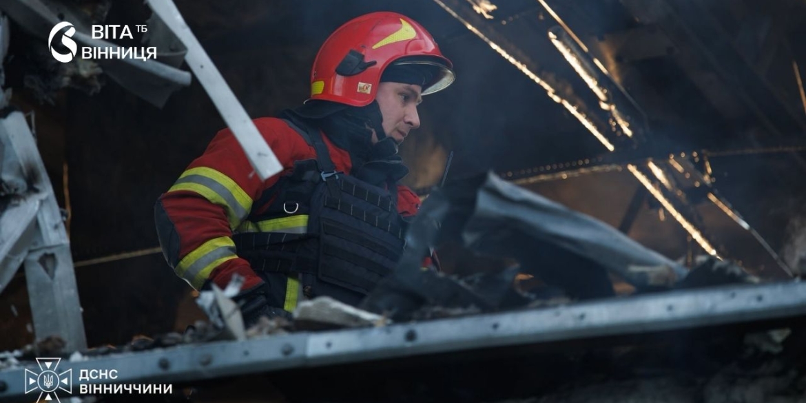 Наслідки атаки дронів на Вінницю: зруйновані будівлі й рятувальники