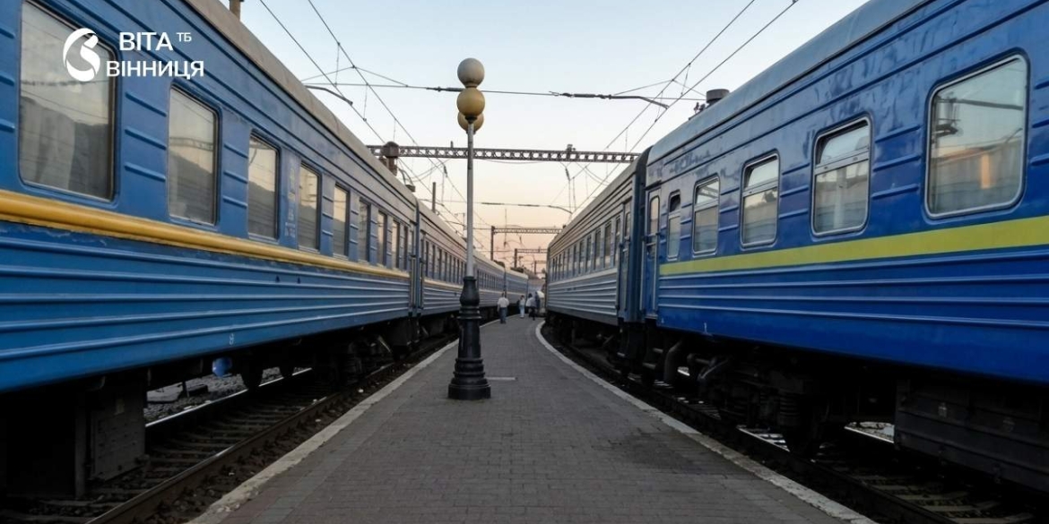 Регіональний пасажирський поїзд стоїть на станції Кодима