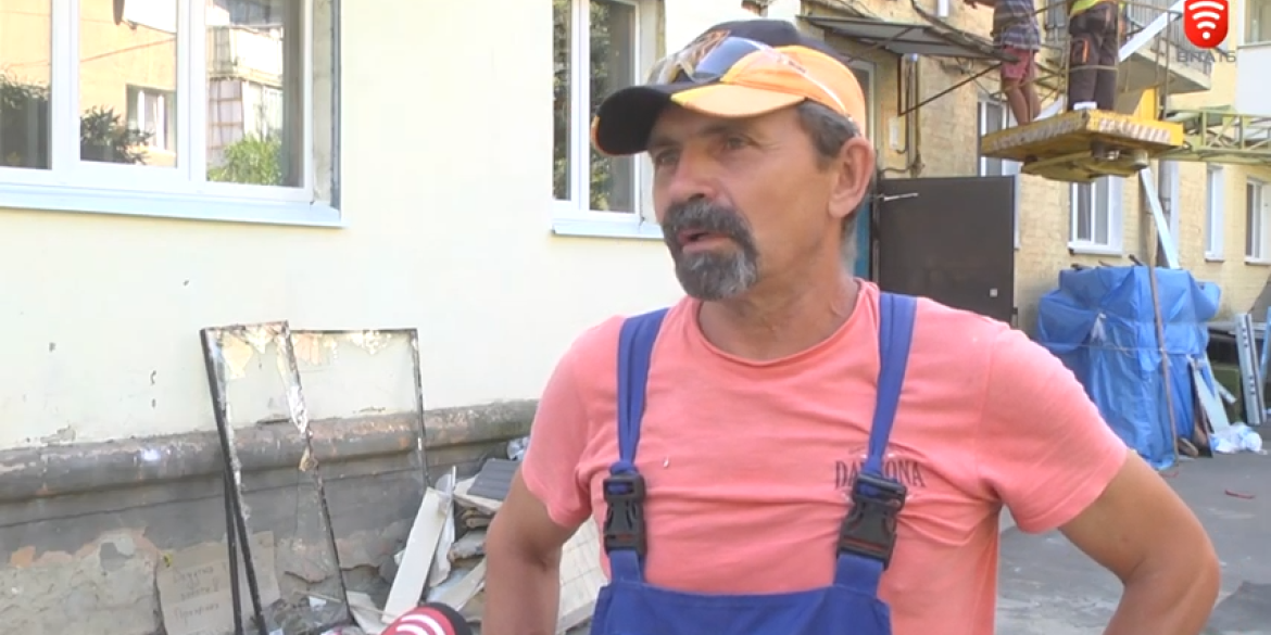 «Ремонту не підлягають» у Вінниці замінюють вікна у будинках, які постраждали від ворожих обстрілів