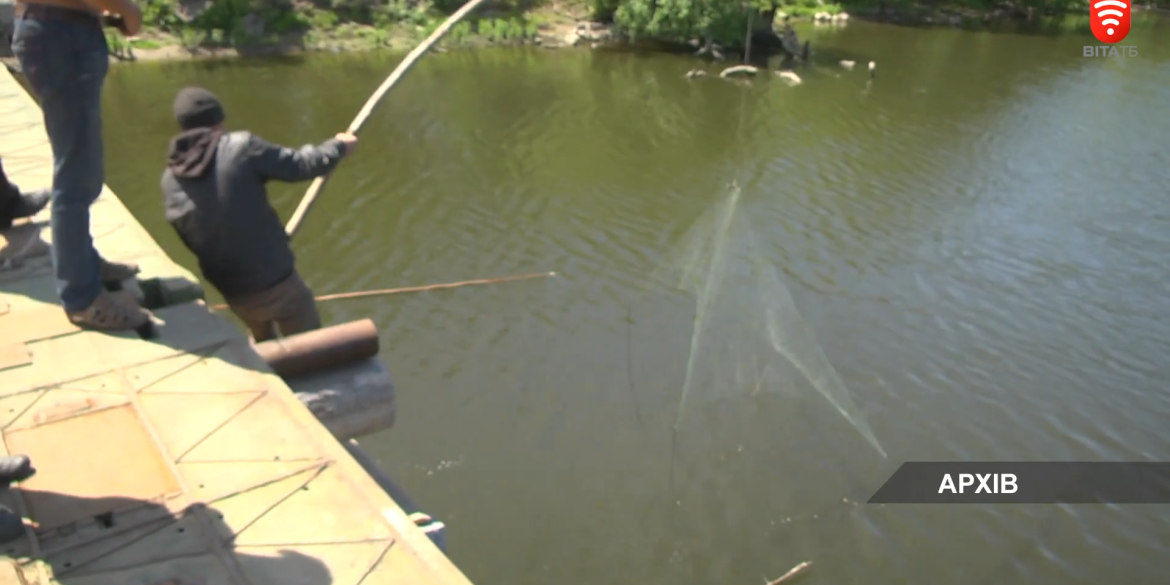 Рибоохоронний патруль піймав чоловіка, котрий рибалив за допомогою сіток