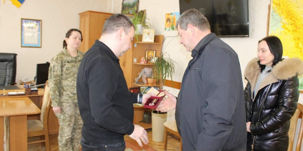 Рідні захисника з Могилів-Подільського району отримали його посмертну нагороду