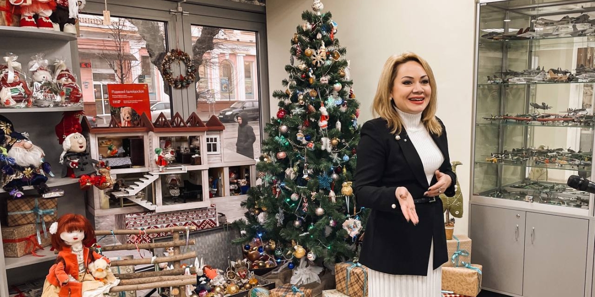 Різдвяні ляльки-мотанки і новорічні зайці у Вінниці відкрили виставку сувенірів