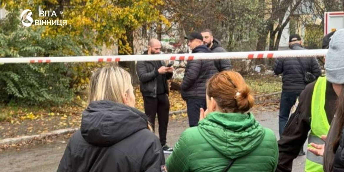 Психологиня благодійного фонду спілкується з літньою жінкою в ковдрі біля пошкодженого будинку у Вінниці
