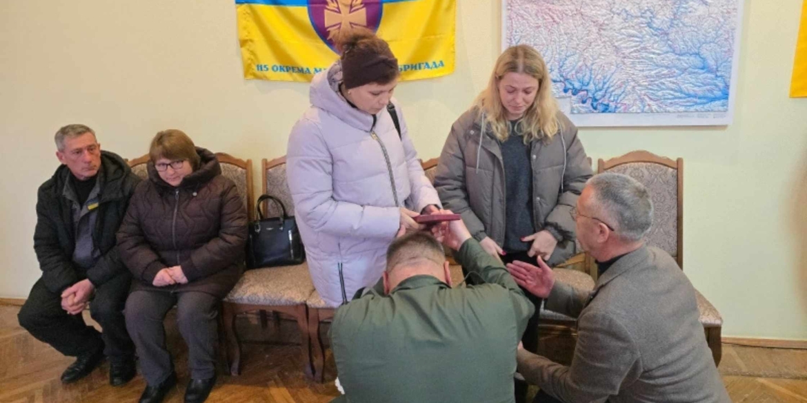 Родини двох загиблих захисників з Тульчинського району отримали нагороди воїнів
