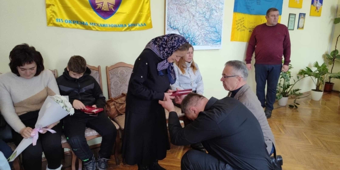 Родини з Тульчинської та Брацлавської громад отримали посмертні нагороди їхніх рідних
