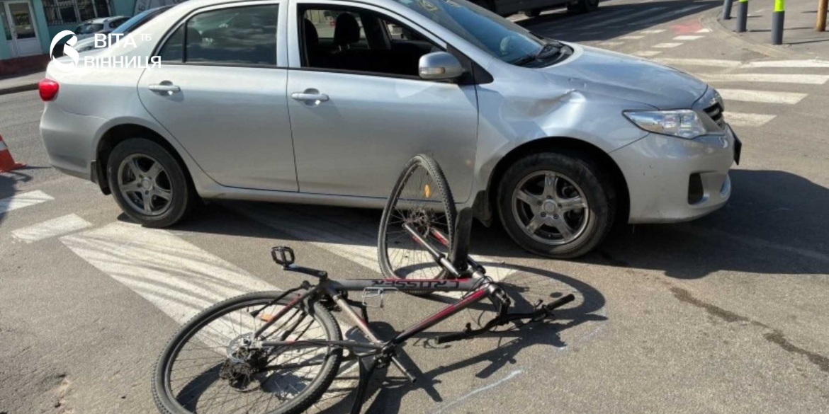Рухався велодоріжкою у Вінниці після наїзду авто госпіталізували 18-річного велосипедиста