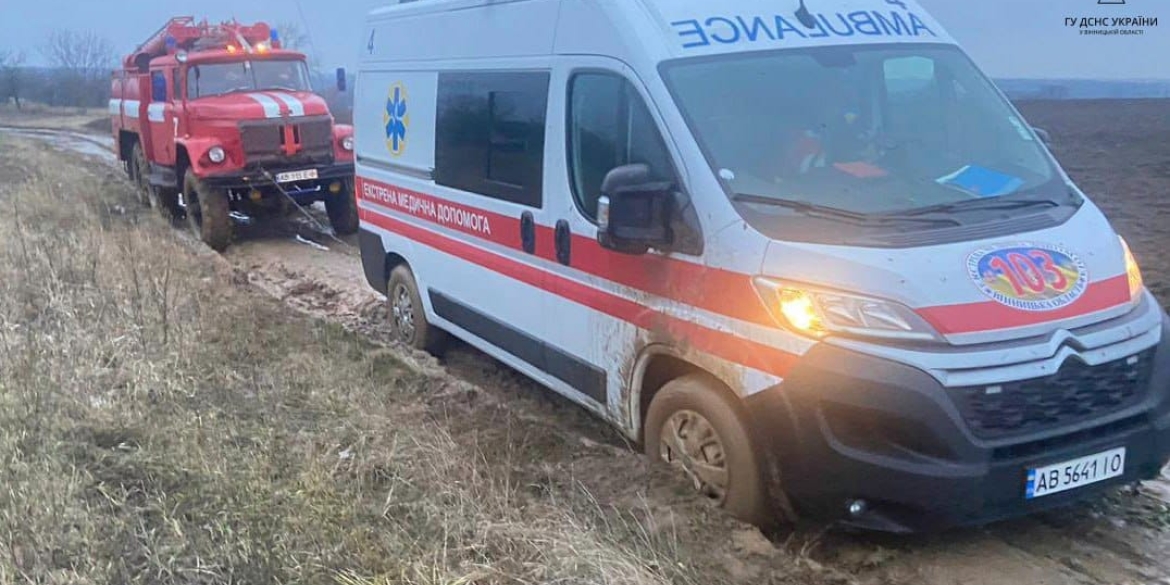 Рятувальники допомогли "швидкій" - застрягла на польовій дорозі на Літинщині