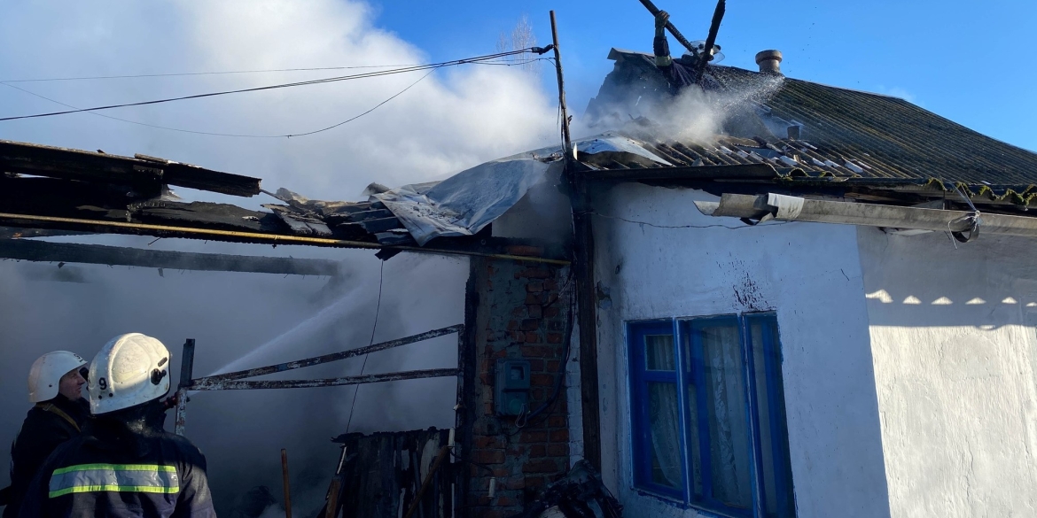 Рятувальники на Вінниччині загасили пожежі в гаражі та приватному будинку