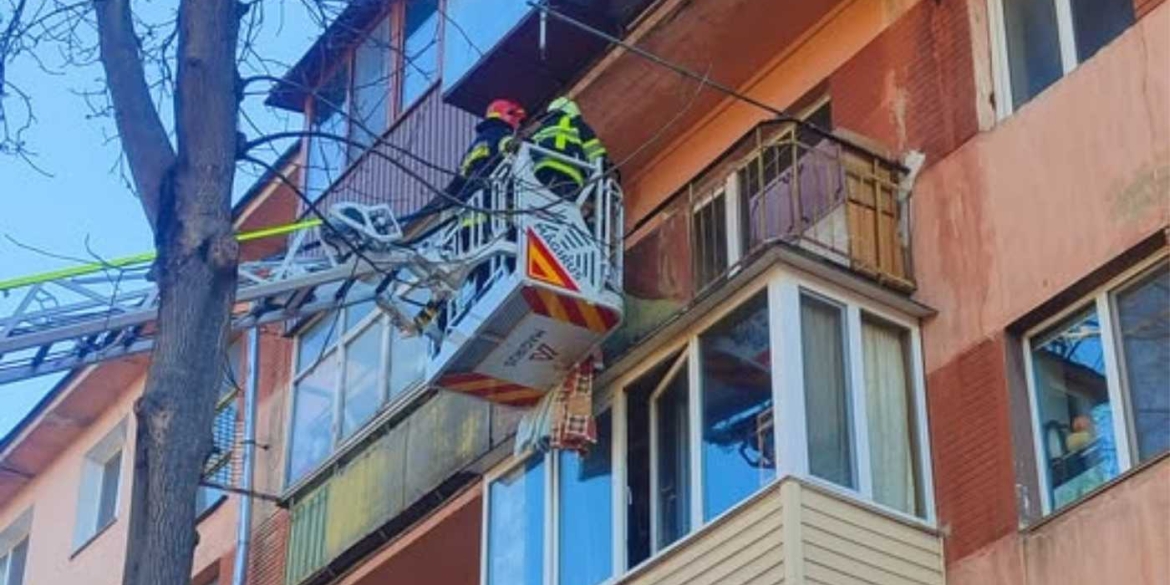 Рятувальникам довелося екстрено потрапити до однієї з квартир вінницької п'ятиповерхівки