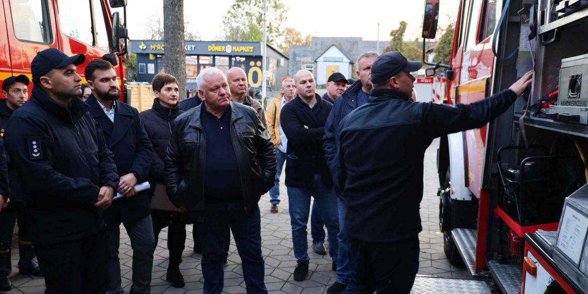 Рятувальникам Вороновиці передали дві пожежні автоцистерни