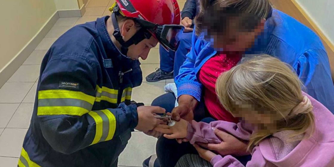 Рятувальники допомогли 10-річній вінничанці зняти металеву шайбу з пальця