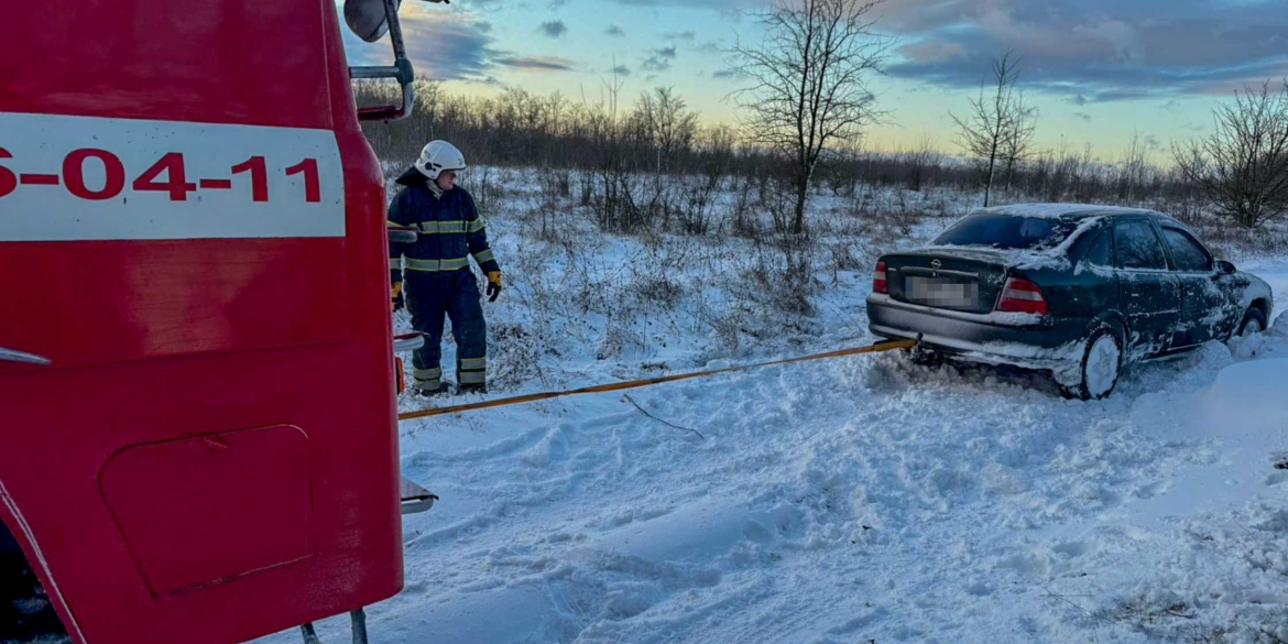 Рятувальники допомогли відбуксирувати авто зі снігових заметів у двох громадах Вінниччини