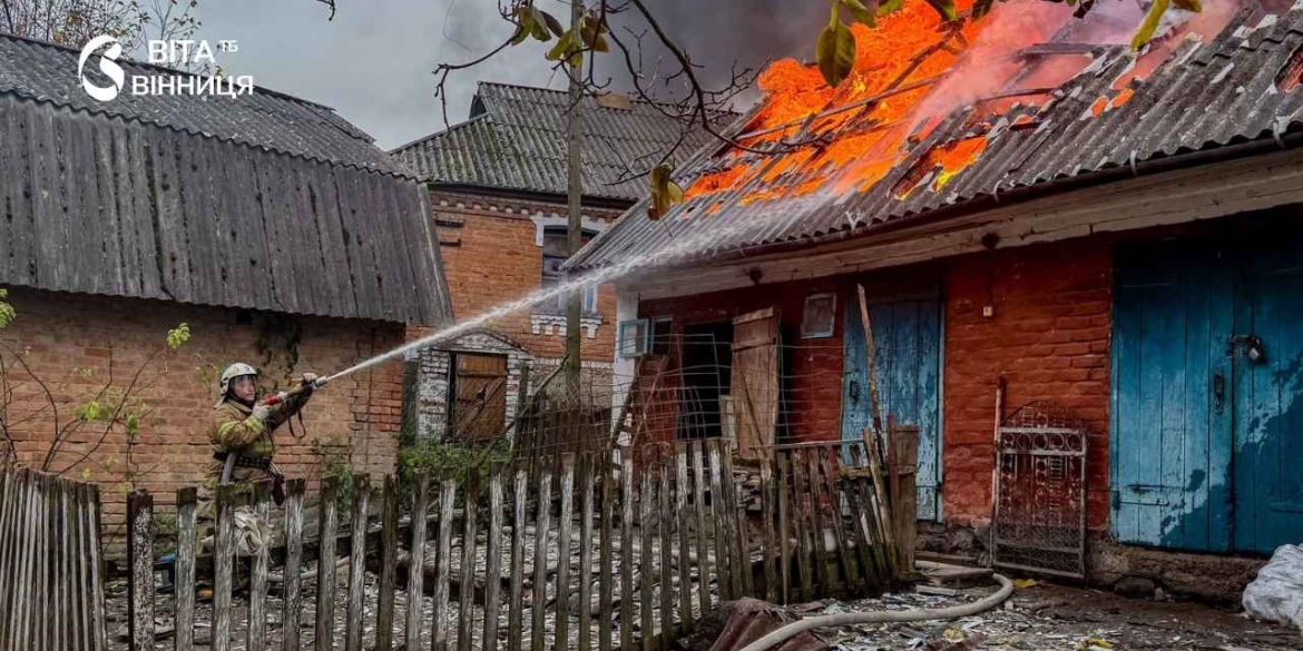 Рятувальники ДСНС гасять пожежу в житловому будинку на Вінниччині