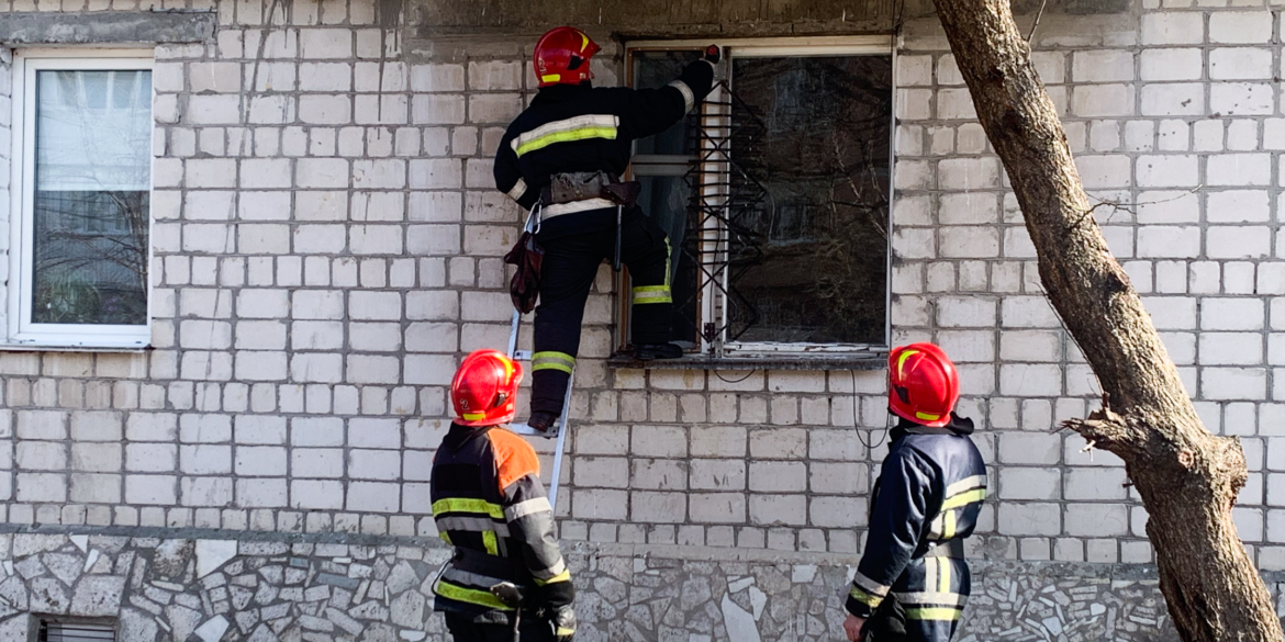 Рятувальники екстрено відчиняли квартири двох літніх вінничанок