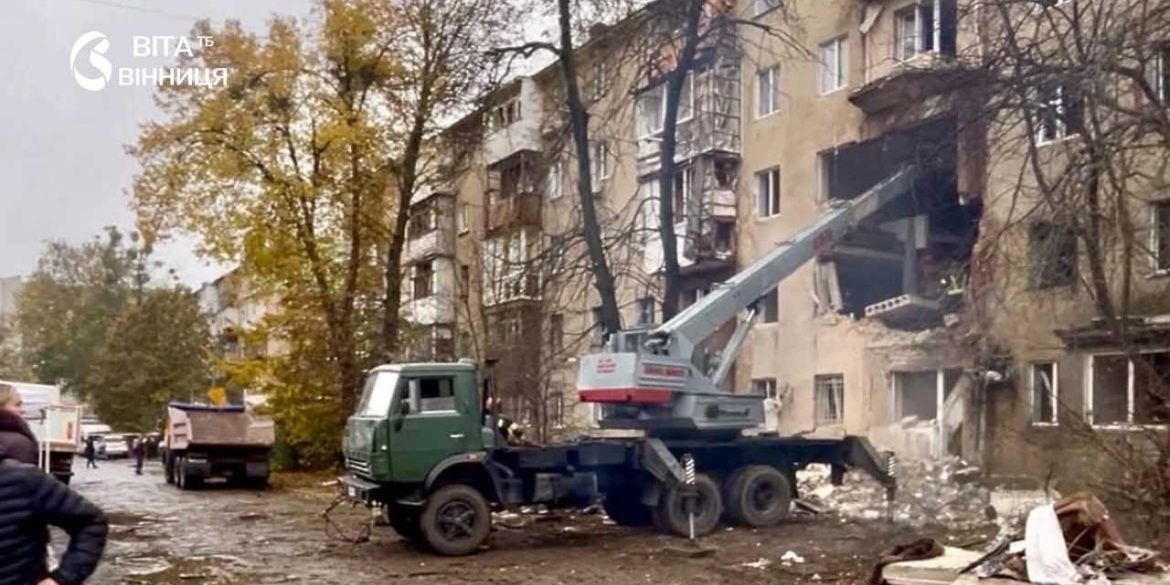 Розбирають завали у багатоповерхівці на Замості у Вінниці після влучання дрона