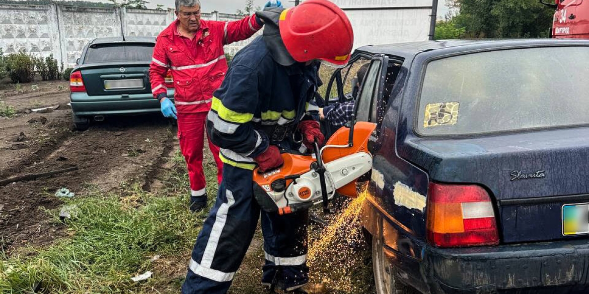 Рятувальники Вінниччини деблокували з автівки водія та пасажира